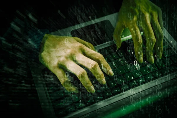 コードバイナリ背景を持つコンピュータのラップトップを使用してハッカーの手の二重暴露 — ストック写真