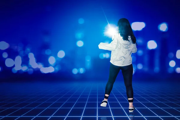 女性嘻哈舞蹈演员在光彩夺目的网络空间中表演的背影 — 图库照片