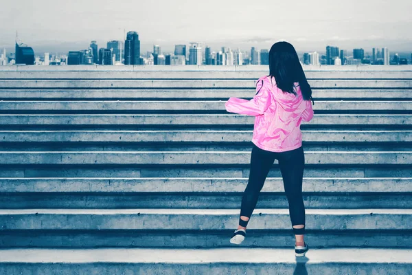 Hátsó Kilátás Női Hip Hop Táncos Séta Lépcsőn Városkép Háttér — Stock Fotó