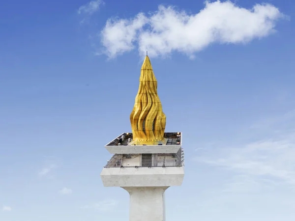 Красивый Пейзаж Золотого Костра Вершине Здания Национального Памятника Голубом Фоне — стоковое фото