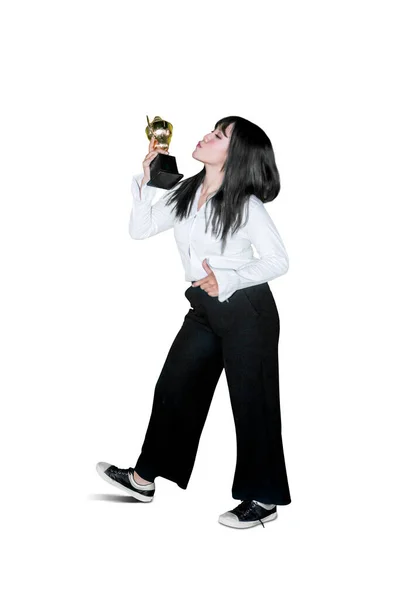 Szczęśliwa Bizneswoman Całująca Trofeum Stojąc Studio Izolacja Białym Tle — Zdjęcie stockowe