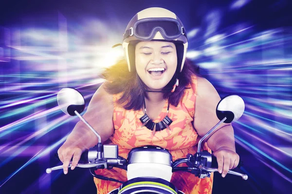 Close Fat Woman Closing Her Eyes While Riding Scooter Cyberspace — Stock Photo, Image
