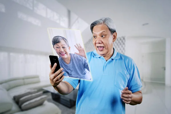 Bătrânul Arată Fericit Timp Face Apel Video Soția Lui Acasă — Fotografie, imagine de stoc
