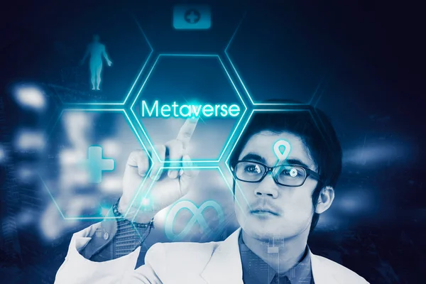 Αρσενικό Γιατρό Φορώντας Γυαλιά Ενώ Αγγίζει Κουμπί Metaverse Στην Εικονική — Φωτογραφία Αρχείου