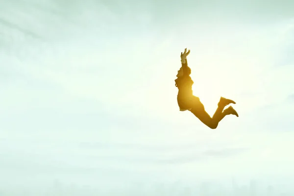 Gerente Masculino Saltando Cielo Con Fondo Luz Del Sol Del — Foto de Stock