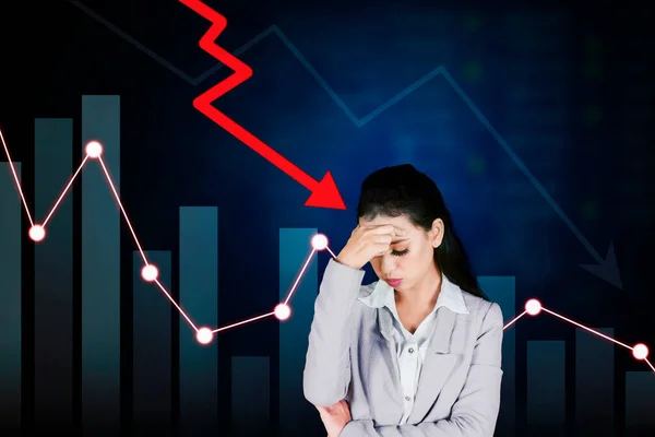Mulher Negócios Caucasiana Parece Estressada Enquanto Está Declínio Financeiro Gráfico — Fotografia de Stock