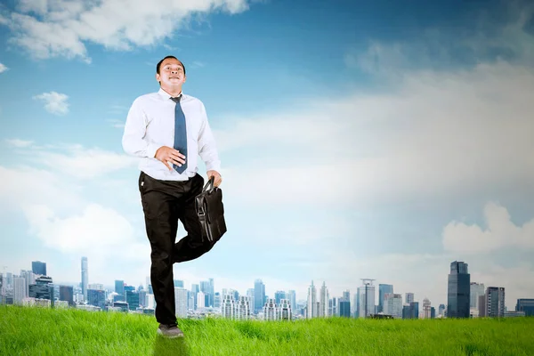 Junger Geschäftsmann Mit Koffer Beim Spaziergang Park Mit Stadtbild Hintergrund — Stockfoto