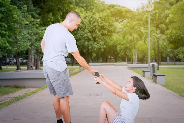 Mladý Muž Pomáhá Jeho Podzimní Manželka Zatímco Stojí Parku Soumraku — Stock fotografie