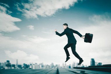 Belediyenin arka planında merdivenlerde hızla koşarken evrak çantası taşıyan erkek yöneticinin düşük açılı görüntüsü