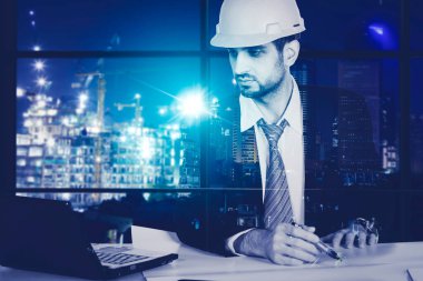 Parlak şehir arka planında otururken dizüstü bilgisayar ve planlarla çalışan erkek mimarın iki kez görüntülenmesi