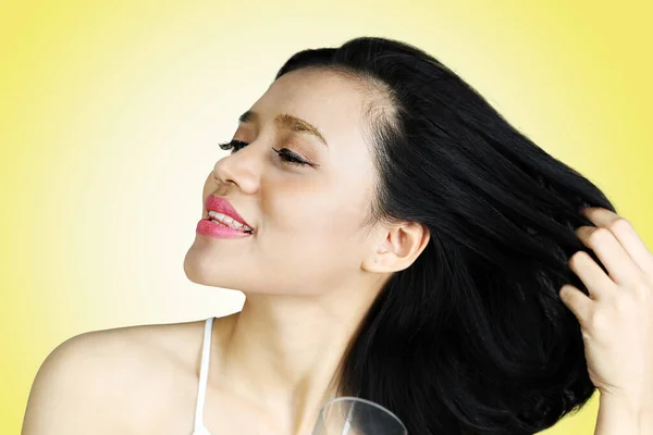 Stüdyoda Altın Sarısı Arka Planda Otururken Saç Kurutma Makinesiyle Saçını — Stok fotoğraf