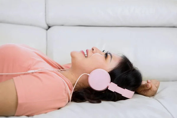 Primer Plano Mujer Joven Feliz Mientras Disfruta Música Con Auriculares — Foto de Stock