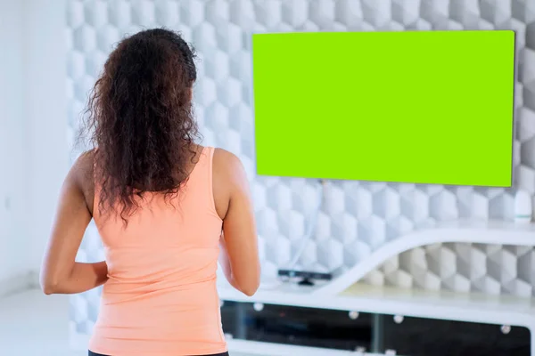 Visão Traseira Jovem Que Exercita Enquanto Assiste Uma Televisão Branco — Fotografia de Stock