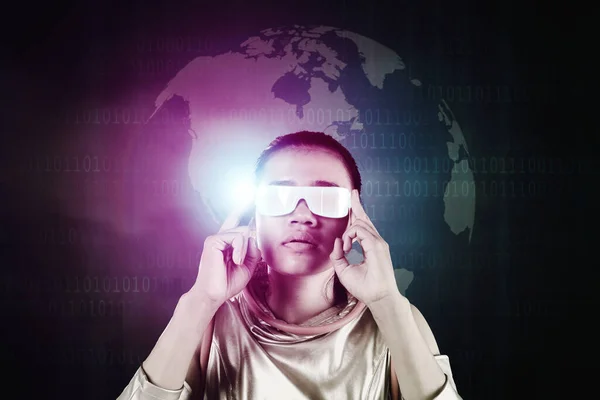 Gözlük Kullanan Kadın Artırılmış Gerçeklik Geleceğin Teknolojisi — Stok fotoğraf