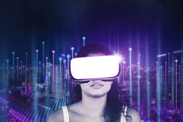 Inderin Mit Brille Auf Nächtlichem Stadtbild Hintergrund Augmented Reality Zukunftstechnologie — Stockfoto
