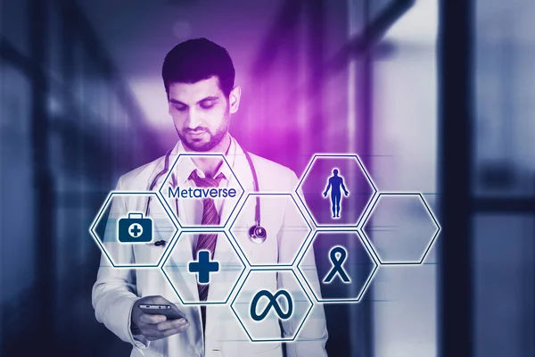 Чоловік Лікар Тримає Мобільний Телефон Метаверсивним Медичним Віртуальним Екраном — стокове фото
