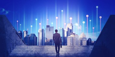 Çoklu pozlama - Fütürist akıllı şehir arka planına doğru yürüyen evrak çantası taşıyan işadamının arka görüntüsü