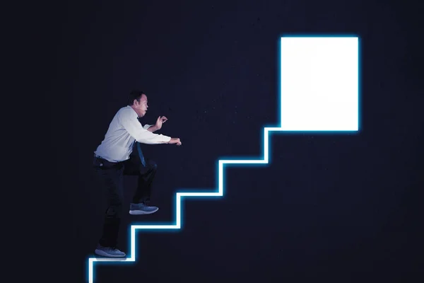 出口のドアに向かって走る階段を登る怖いビジネスマン — ストック写真