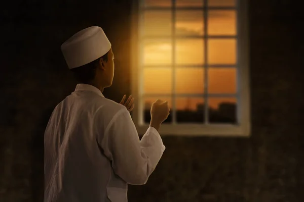 Giovane Uomo Musulmano Pregando Allah Vicino Alla Finestra — Foto Stock