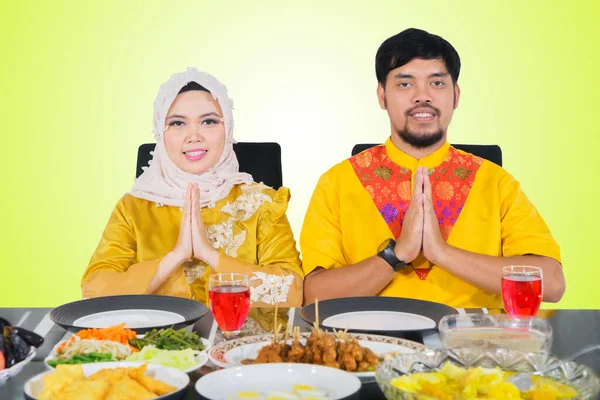 Feliz Asiático Musulmán Pareja Sonriendo Cámara Antes Romper Ayuno Durante —  Fotos de Stock