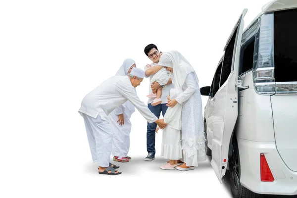 幸せな家族訪問祖父母とともに車隔離された白い背景 — ストック写真