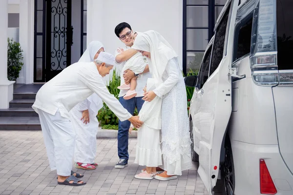 Indonesian Muslim Multi Generation Grandparents Parents Children Grandchildren Family Standing — Stock Photo, Image