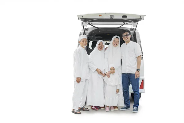 Tres Generaciones Feliz Familia Musulmana Sonriendo Cámara Detrás Coche Aislado —  Fotos de Stock