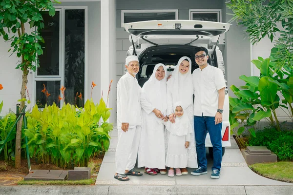 車の後ろのカメラで微笑む3世代の幸せなイスラム教徒の家族 — ストック写真