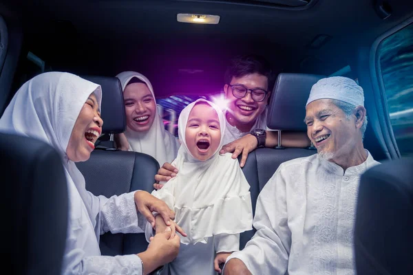 Feliz Família Muçulmana Três Gerações Sentada Duas Fileiras Assentos Passageiros — Fotografia de Stock