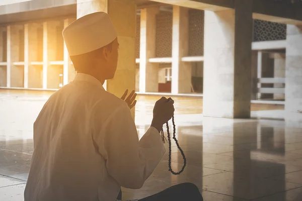 Müslüman Genç Adam Boncuklarla Dua Ediyor — Stok fotoğraf