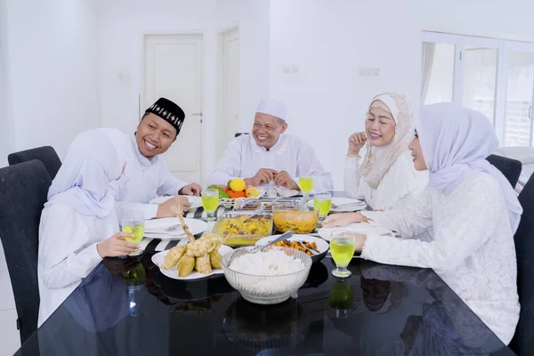 在开斋节期间 三代快乐的穆斯林家庭一起在家里的饭厅里吃饭 — 图库照片
