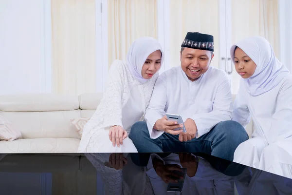 Счастливые Родители Дочь Делают Видеозвонок Помощью Мобильного Телефона Сидя Вместе — стоковое фото