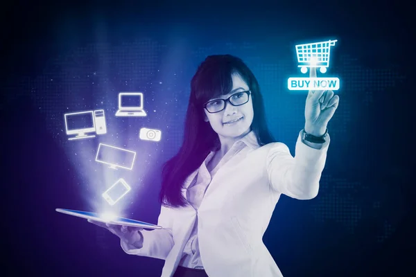亚洲妇女使用平板电脑在具有虚拟界面的市场网站上选择商品 多样化购物概念 — 图库照片
