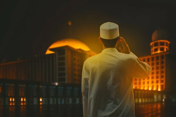 Близко Мусульманам Благочестивый Человек Поднял Руку Молясь Аллаху Снимок Фоном — стоковое фото
