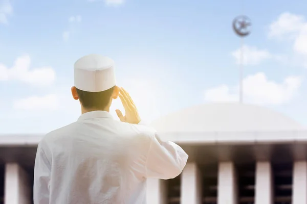 Tylny Widok Młodego Muzułmanina Modlącego Się Allaha Rozmytym Tle Meczetu — Zdjęcie stockowe