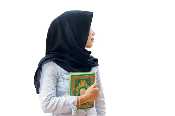 古兰经 是伊斯兰教的神圣圣经 美丽的女性穆斯林持有古兰经 — 图库照片