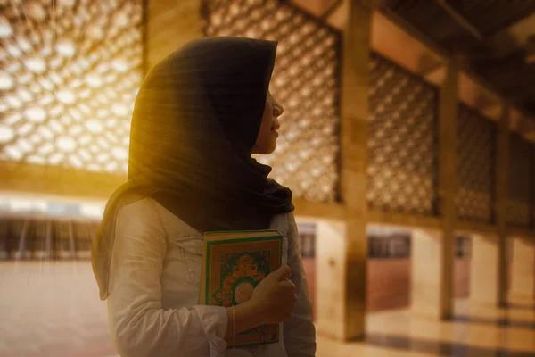 Όμορφη Γυναίκα Μουσουλμάνος Κρατώντας Quran Στο Ηλιοβασίλεμα — Φωτογραφία Αρχείου