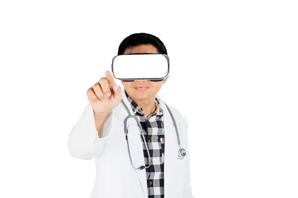 戴著虚拟现实眼镜的亚洲男性医生触摸屏幕时被白色背景隔离 — 图库照片