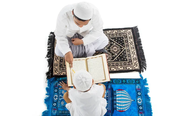 Jakarta Indonesia 2023年2月27日 小男孩和他的父亲在一间因白人背景而被隔离的工作室里学习阅读 古兰经 — 图库照片