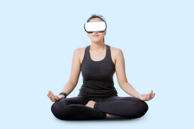 VR kulaklık takan genç Atletik Kadın beyaz arka planda izole edilmiş meditasyon yapıyor.