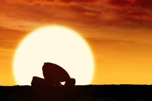 Silüet Müslüman Adamın Güneş Arka Planında Dua Edişinin Çift Pozlu — Stok fotoğraf
