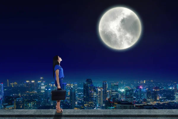 Επιχειρηματίας Στην Οροφή Του Κτιρίου Κοιτάζοντας Προς Τεράστιο Νέο Φεγγάρι — Φωτογραφία Αρχείου