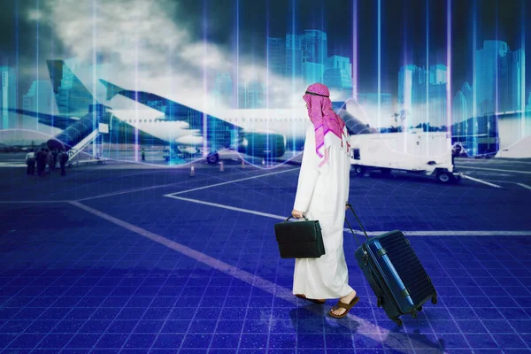 阿拉伯男子将手提箱拖到具有未来主义背景的飞机上 — 图库照片