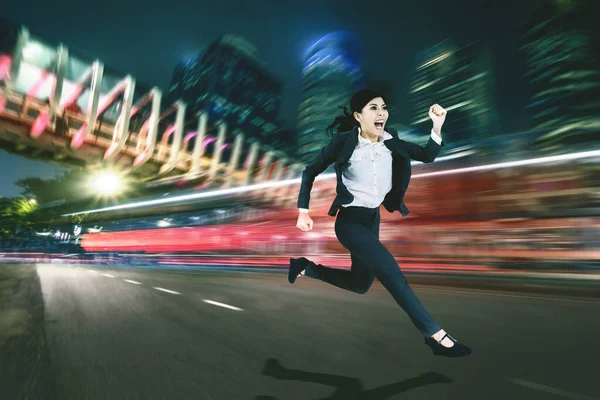 動画で走る女性起業家との高速インターネット接続の概念の背景をぼかす — ストック写真