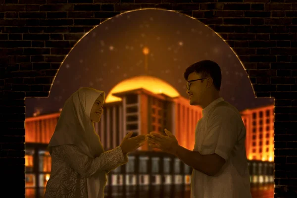 Muselman Ung Kvinna Visar Grattis Händer Gest Eid Mubarak Till — Stockfoto