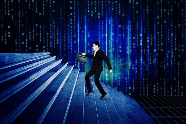Hombre Negocios Que Lleva Maletín Corriendo Mientras Sube Escaleras Ciberespacio —  Fotos de Stock