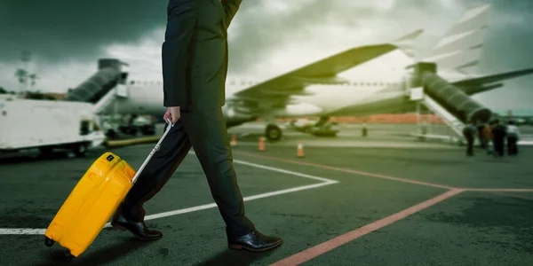 Подвійна Експозиція Бізнесмена Який Ходить Полем Аеропорту Несучи Валізу — стокове фото