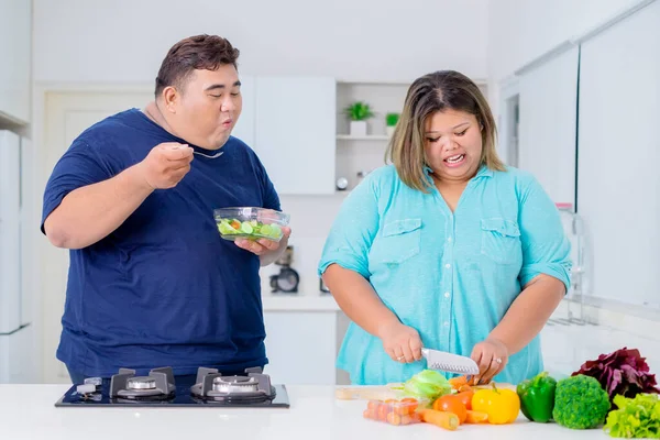 Übergewichtiges Asiatisches Paar Bereitet Salat Zum Abendessen Gesundes Lebensstilkonzept — Stockfoto