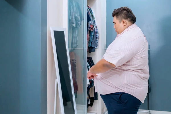 Расстроенный Толстый Азиатский Мужчина Обтягивающей Рубашке Перед Зеркалом Дома — стоковое фото