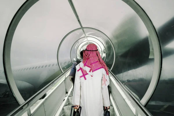 Zadní Pohled Arabského Podnikatele Kráčejícího Mostě Pro Cestující Letišti — Stock fotografie
